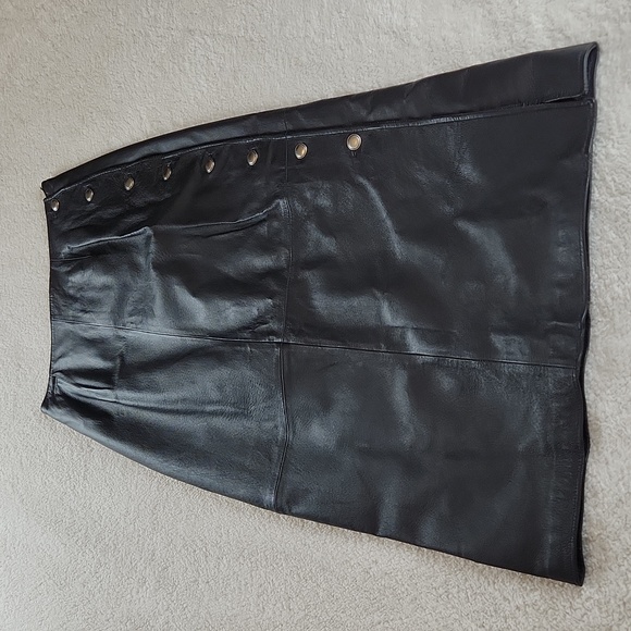 VINTAGE Newport News genuine leather button side skirt size...